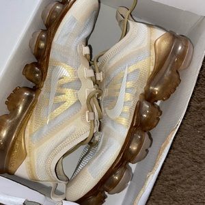 SOLD!! WOMEN’S NIKE AIR VAPORMAX 2019 WHITE GOLD